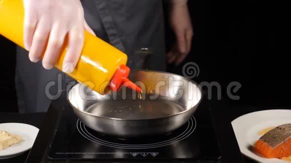 厨师戴手套缓慢地在煎锅上倒油餐厅食物烹饪专业工作人员高清高清视频的预览图