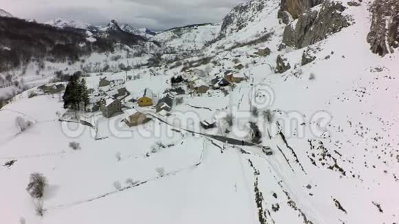 俯瞰一个山谷的空中景色乡村房屋充满了雪视频的预览图