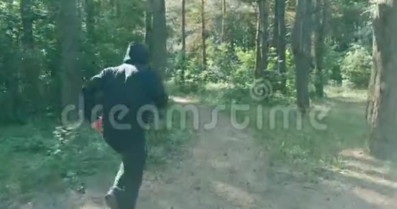 4人在树林里的小路上穿过松林的慢动作镜头跑步训练健身和练习视频的预览图