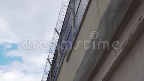 高监狱围栏带刺铁丝网底景视频的预览图