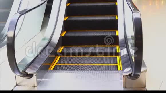 为了方便商场里的人自动扶梯移动台阶上有橙色的轮廓以确保安全视频的预览图