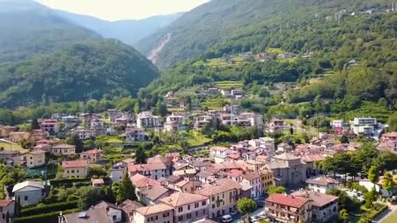 意大利加德纳湖附近村庄的鸟瞰图视频的预览图