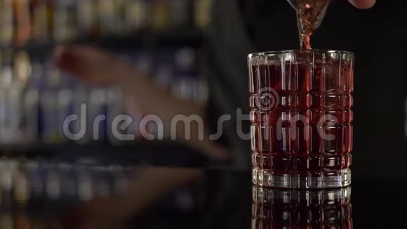 酒徒用大冰块制作酒精饮料视频的预览图