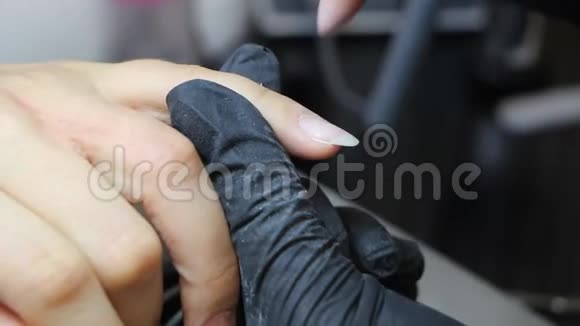 机械手是用钻床打磨指甲周围的角质层和皮肤视频的预览图