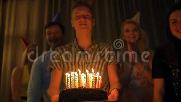快乐的男人和朋友带生日蛋糕给你派对的快乐视频的预览图