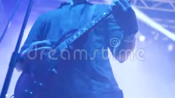 在一场音乐活动中带电吉他的摇滚歌手在观众面前表演视频的预览图