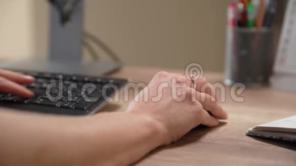 使用键盘和鼠标控制计算机的手的细节视频的预览图
