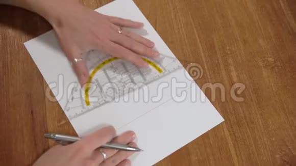 用尺子画在白纸上的铅笔图像和图纸上视频的预览图