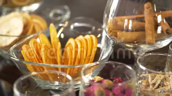 香料肉桂棒和干橙果片用来制作酒精饮料视频的预览图