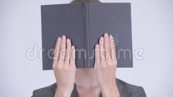 年轻害羞的金发女商人用书遮脸视频的预览图