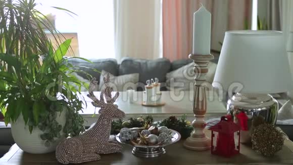 室内玩具鹿在桌子上蜡烛用手电筒灯视频的预览图