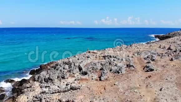 飞越希腊克里特岛的岩石海滩石质金字塔和蓝海视频的预览图
