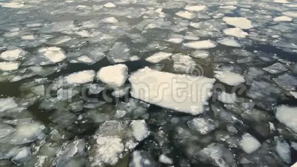 冬季的河流冰流雪落下空中俯视视频的预览图