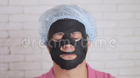 这个人脸上戴着一个恢复活力的化妆面具脸上带着惊讶和冷酷把眼睛引向两边视频的预览图