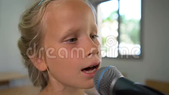 七岁的女孩练习发声视频的预览图