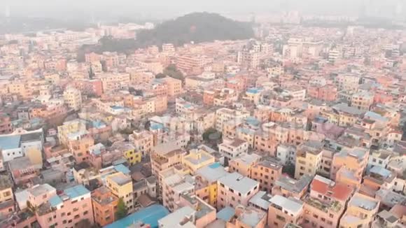 飞过人口稠密的中国地区典型的中国建筑中国广州视频的预览图