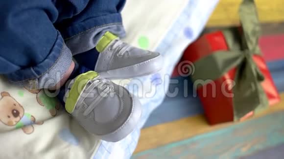 穿着运动鞋的婴儿的脚视频的预览图