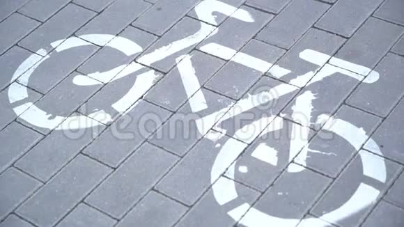 骑自行车穿越自行车道标志自行车友好型城市城市场景视频的预览图