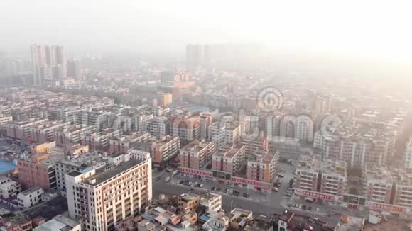 空中摄影在典型的中国地区上空飞行的无人机在框架里有很多类似的房子光的黎明时分视频的预览图