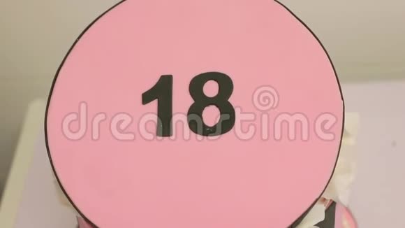 十八号在粉红色背景上视频的预览图