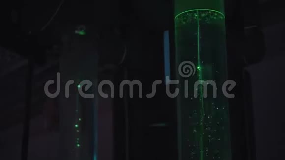 秘密科学实验室玻璃瓶中液体中的绿色激光射线视频的预览图