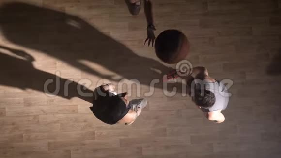 托普肖特裁判给球员打篮球两名对方球员试图接球视频的预览图