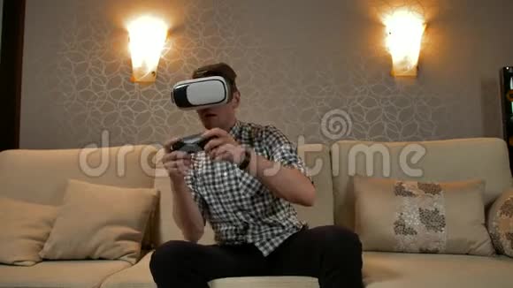 穿着虚拟现实耳机玩游戏的男人视频的预览图
