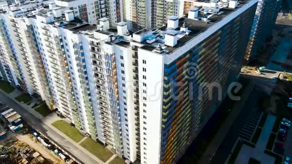 新扩建城市小区住宅摩天大楼的鸟瞰图动作住房开发和视频的预览图