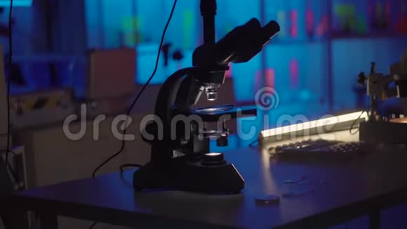 显微镜设备站在桌子上科学家在后台行走视频的预览图
