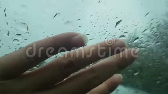 女性用手触碰雨滴玻璃触觉视频的预览图