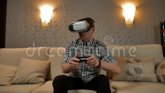 年轻男子戴着虚拟现实耳机玩游戏视频的预览图