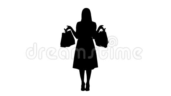 站着一个穿着粉红色裙子的购物袋的剪影女人视频的预览图