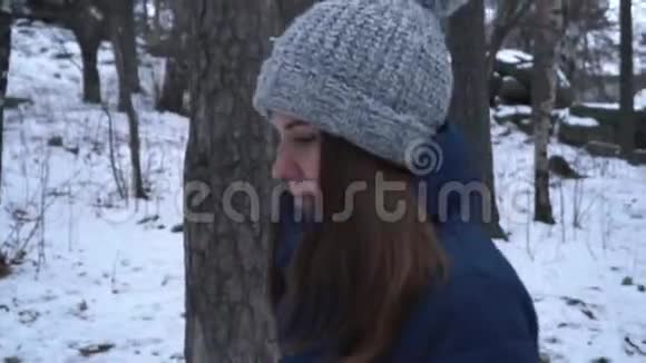 户外的特写照片美丽的女孩走在森林里下雪了视频的预览图