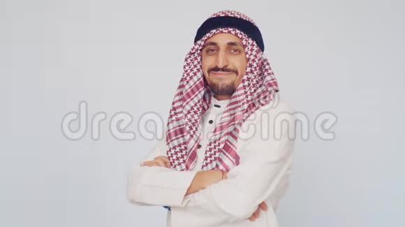 业和贸易领域一个留着胡须穿着国服微笑的男人现代办公室里的阿拉伯人双手交叉视频的预览图