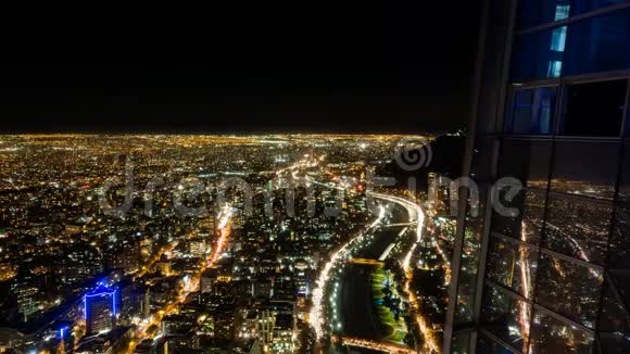 智利圣地亚哥市夜晚时光流逝高速公路天象台反射视频的预览图