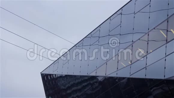 对现代玻璃建筑进行抽象的反思使之更加丰富多彩几何形状建筑背景视频的预览图