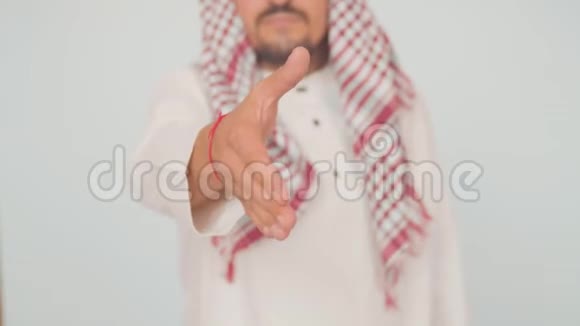 一个留着胡须穿着国服微笑的男人背景模糊一个现代办公室里的阿拉伯人伸出援助之手视频的预览图