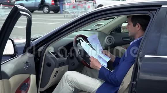 商人坐在车里手里拿着商业文件视频的预览图