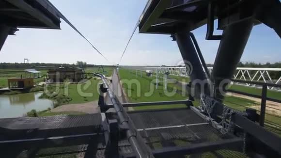 在绿茵草地上天桥上的一辆普通巴士沿着铁路行驶视频的预览图