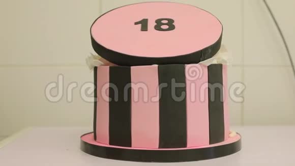 自制节日蛋糕粉红色垂直条纹视频的预览图