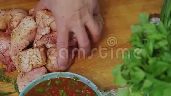 厨师把肉堆成堆视频的预览图
