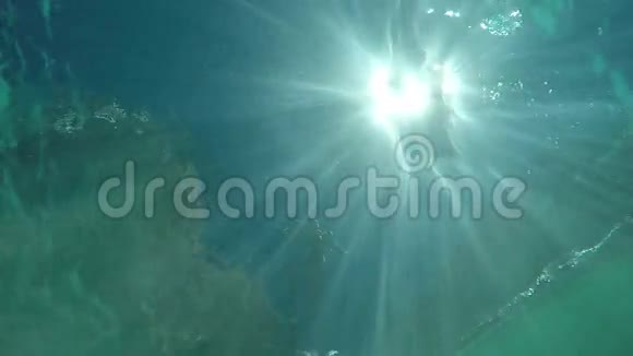 从水中看太阳光线视频的预览图