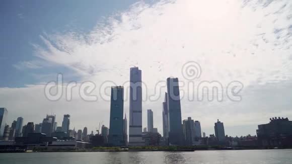 乘船游览美国纽约市哈德逊湾和市中心的高塔视频的预览图