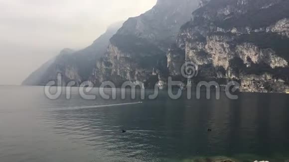 意大利美丽的加尔达湖里瓦德尔加德镇视频的预览图
