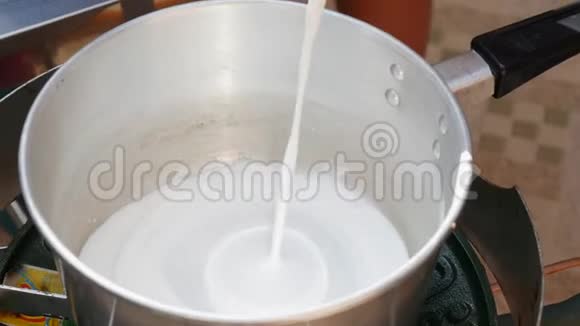 把椰奶倒在锅里一步一步煮汤山药汤泰国菜特写镜头4k视频的预览图