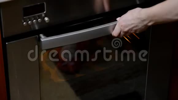 从烤箱中取出刚烤好的安尼卡意大利传统饭团视频的预览图