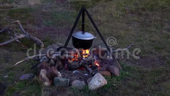 锅在火上加热在探险队做饭视频的预览图