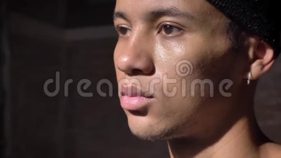 年轻的非裔美国严肃男人头发带侧视耳朵穿孔视频的预览图