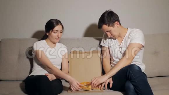 年轻夫妇吃披萨视频的预览图