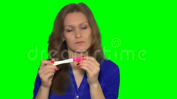 伤心欲绝的年轻女子怀孕测试无望视频的预览图